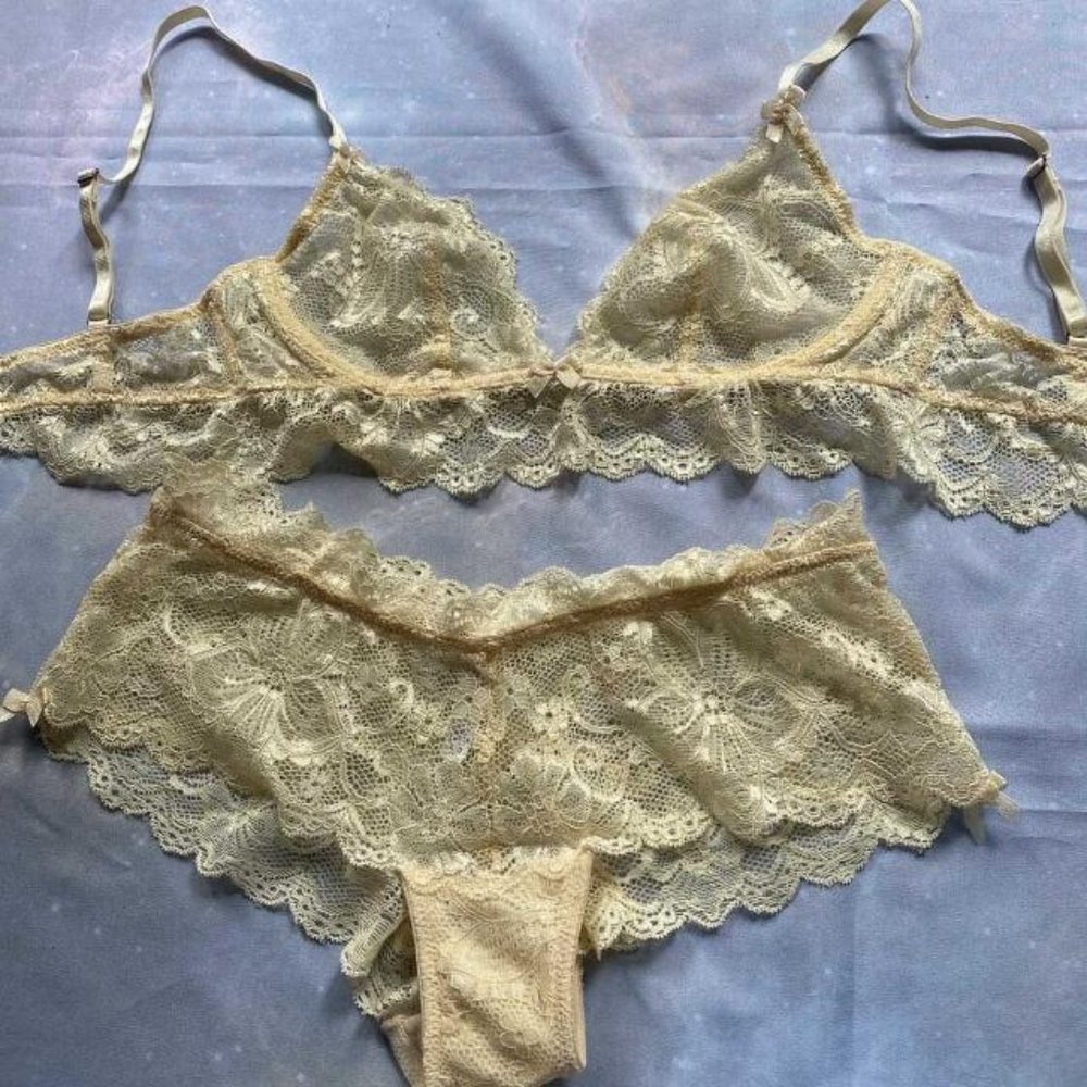 Blush Lingerie Lace Bra and Panty Set (NEW)